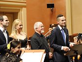 Zakladatel a ředitel festivalu Film Music Prague Nikola Bojčev (zprava) s hudebním skladatelem Patrickem Doylem, sopranistkou Markétou Mátlovou a moderátorem benefice Janem Maxiánem při loňském galavečeru.