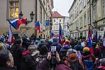 Demonstranti z nacionalistických hnutí i politických stran protestovali v úterý 25. ledna 2022 na Malostranském náměstí v Praze proti pandemickému zákonu.