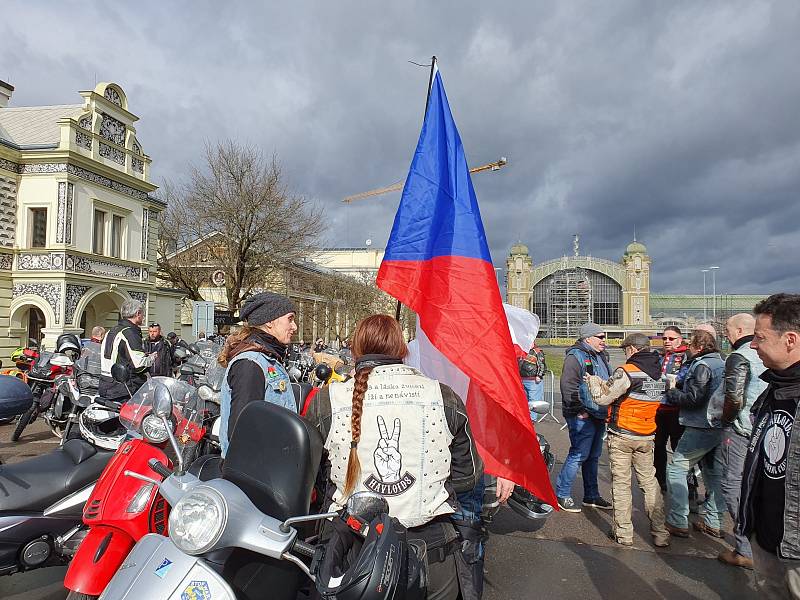 Kolona motorkářů jako pocta novému prezidentovi Petru Pavlovi.