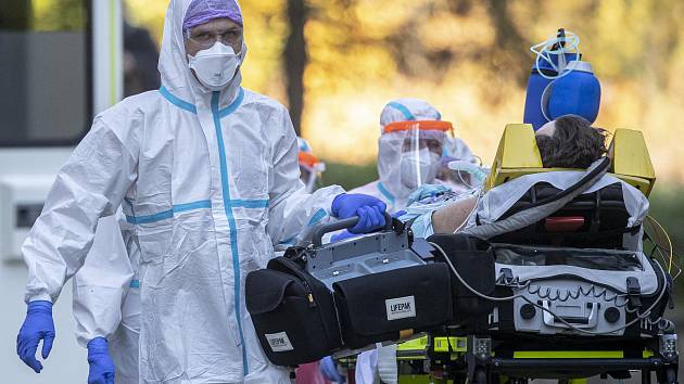 Pacienti s koronavirem ve vážném stavu byli 6. listopadu 2020 transportování pěti sanitkami ze Zlínského kraje do pražské Fakultní nemocnice v Motole.