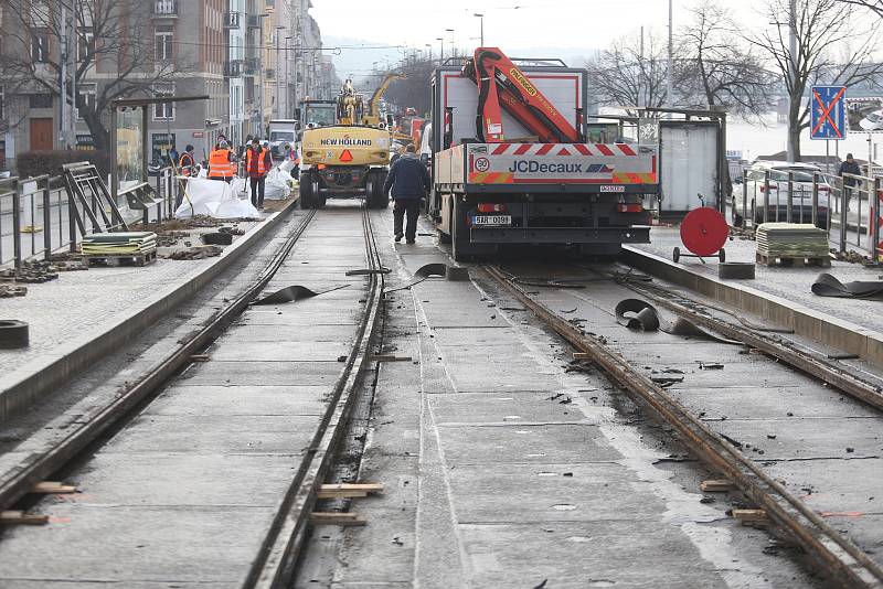 Rašínovo nábřeží - začala oprava tramvajové trati, automobilová doprava je svedena na náplavku ve směru na Podolí.