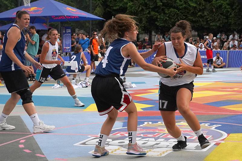 V areálu sportoviště Pražačka se konal basketbalový turnaj Red Bull Half Court 3x3.