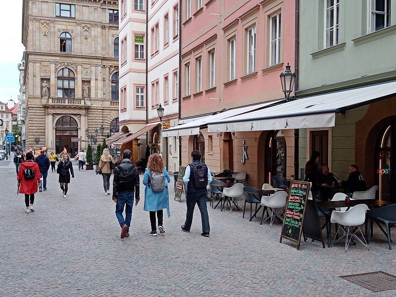 Restaurační zahrádky kolem stanice metra Můstek byly ve dnech po jejich znovuotevření poloprázdné a místy zcela prázdné.