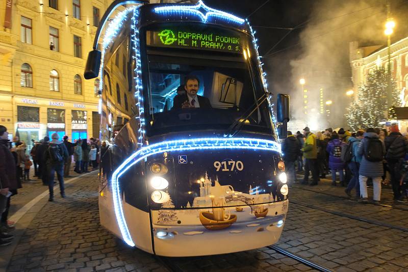 Vánoční Staroměstské náměstí a vyzdobené tramvaje.