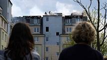 Požár bytu na pražském Chodově 2. května 2022.