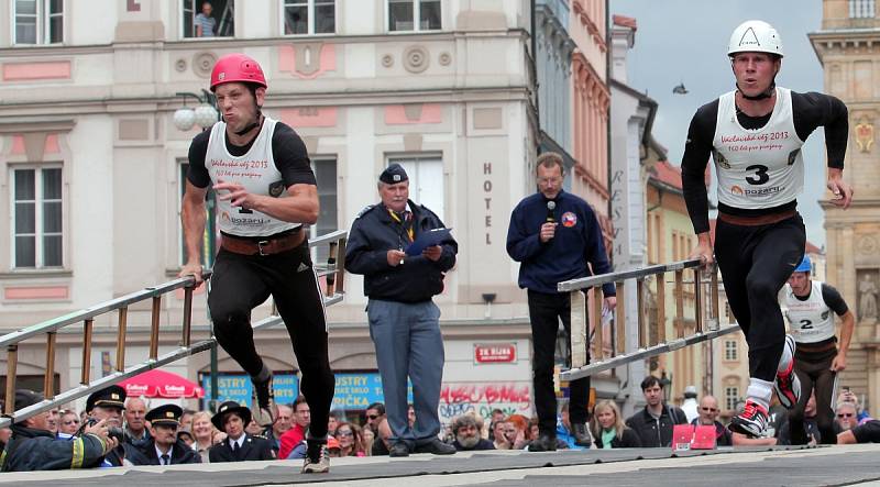 Soutěž nejlepších hasičských sportovců ve výstupu na věž Václavská věž 2013 se konala ve středu na Václavském náměstí. 