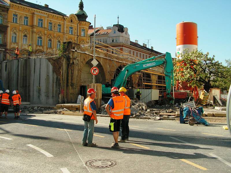 Demolice mostu Negrelliho viaduktu přes Křižíkovu ulici.