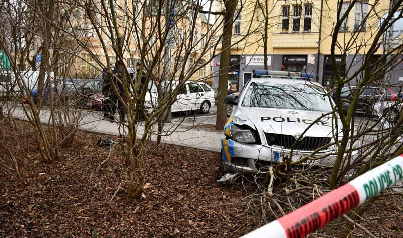 Policisté pronásledovali muže v kradeném autě, sami také havarovali.