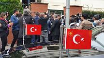Erdoganův příjezd k tureckému velvyslanectví v Praze.