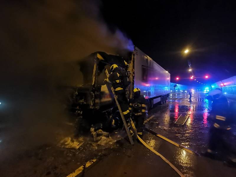 Hasiči likvidovali požár kamionu v Lochkovském tunelu.