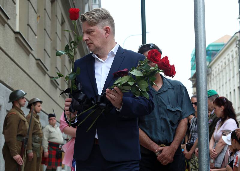 Slavnostní odhalení pamětních  destiček parašutistů padlých v kostele sv. Cyrila a Metoděje na rohu Václavské a Resslovy ulice.