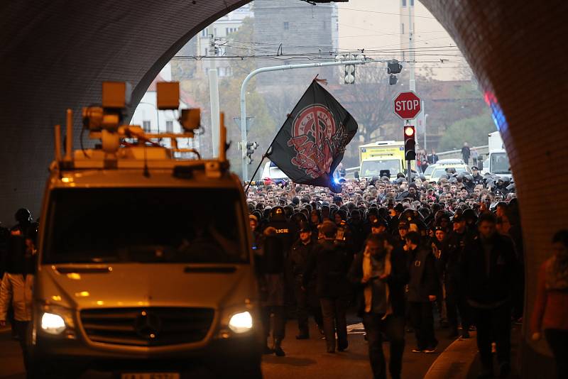 Pochod slávistických fanoušků před fotbalovým derby ulicemi Prahy na stadion Sparty na Letné.