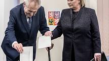 Prezident Miloš Zeman se svou ženou Ivanou volili 12. ledna na pražských Lužinách v prvním kole prezidentských voleb.