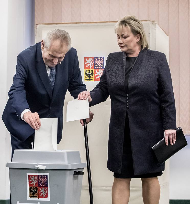 Prezident Miloš Zeman se svou ženou Ivanou volili 12. ledna na pražských Lužinách v prvním kole prezidentských voleb.