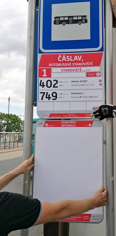 Proměna označníků zastávek na autobusovém nádraží v Čáslavi podle nového vizuálu PID.