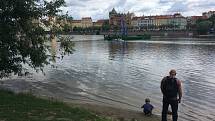 Na Vltavě vyrostly dvě nuly míří na Pražský hrad. Jde o odvetu za Zemanem spálené trenky?