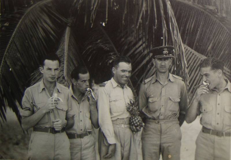 Jiří Pavel Kafka (úplně vlevo) na Bahamách.
