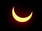 Částečné zatmění slunce pozorovali 4. ledna i lidé z Petřínské rozhledny v Praze. Snímek je pořízen pomocí hvezdářského dalekohledu pracovníků Štefánikovy hvězdárny.
