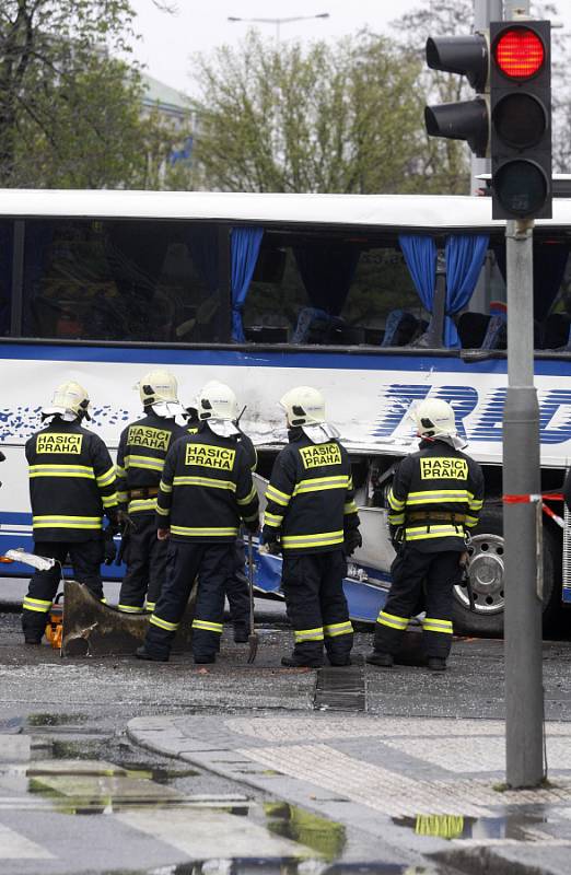 Na Florenci se v pondělí srazil autobus s tramvají. 