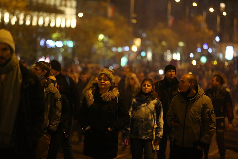 Od Národního divadla dorazili demonstranti 17. listopadu 2020 zpět k soše svatého Václava.