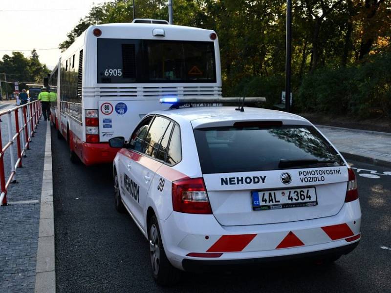 Při nehodě autobusu ve Střešovicích se lehce zranilo 11 lidí.