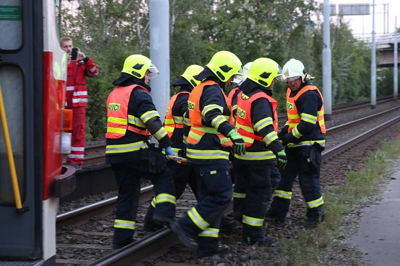 Hasiči pražského dopravního podniku cvičili zásah, kdy se člověk zaklínil pod koly tramvaje a protihlukovou clonou.