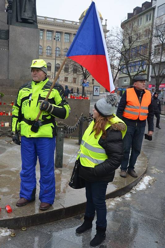 Pražská KSČM uspořádala v Praze protest proti zdražování. Komunisté inspirování demonstranty ve Francii přišli ve žlutých vestách.