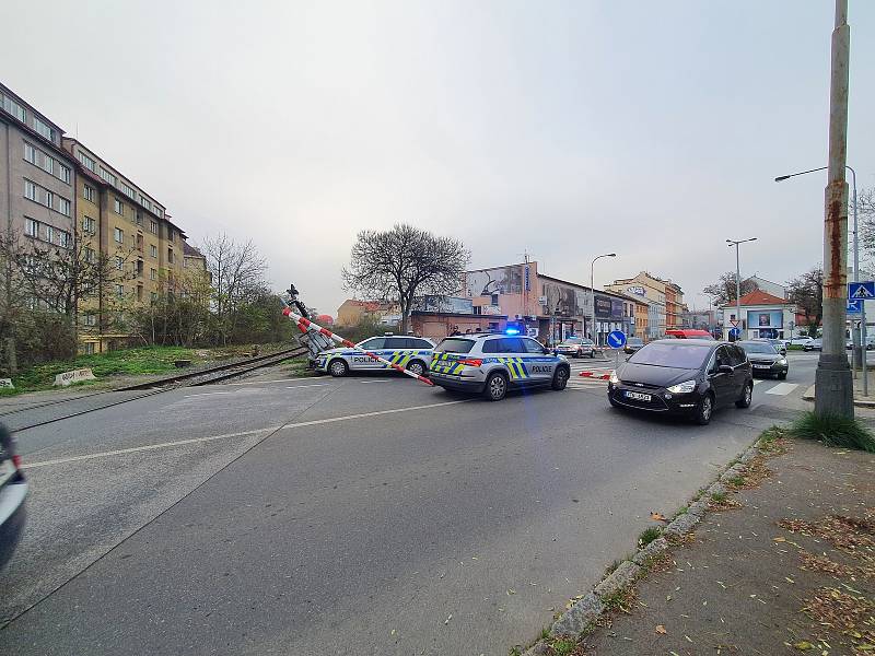 Z nehody policejního vozu v Bubenské ulici.