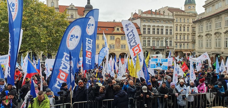 Demonstrace na Malostranském náměstí.