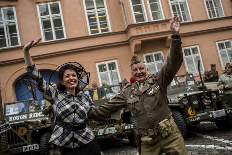 Historická vozidla, která tvoří Konvoj osvobození, se v pátek 24. dubna 2015 sjela před americké velvyslanectví v Praze a poté se vydala na cestu po západních Čechách, které v roce 1945 osvobodila americká armáda.