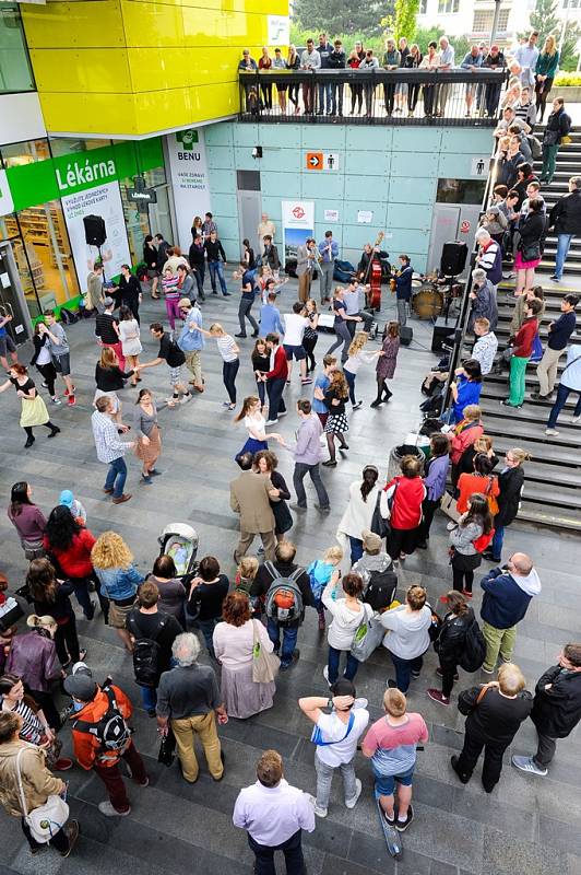 „Pořádný tanec“ slibovalo už v pondělí rozhlasové hlášení v metru – a ve středu odpoledne se to stane skutečností.