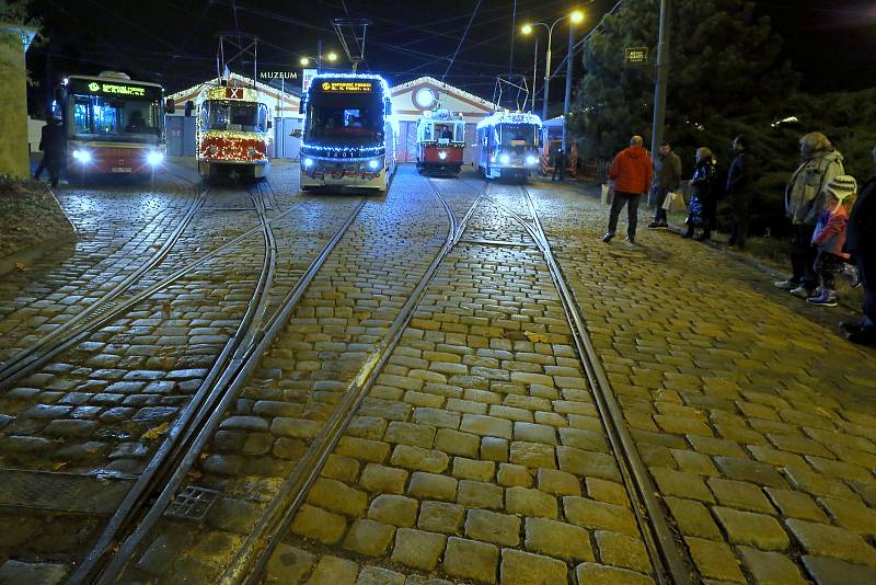 Vánočně nazdobené tramvaje v Praze.