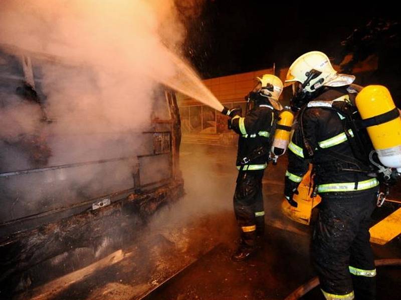 Požár kloubového autobusu v Novodvorské ulici v Praze.