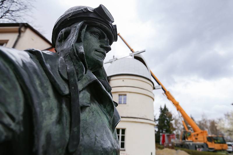 Z demontáže největšího dalekohledu Štefánikovy hvězdárny na pražském Petříně kvůli renovaci přístroje v německé Jeně.