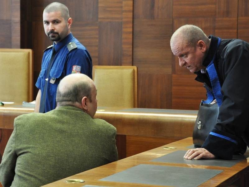 Soud s Antonínem Saletou, posledním ze čtyř obžalovaných mužů v kauze takzvané loupeže století. Na snímku s advokátem Jaroslavem Ortmanem.