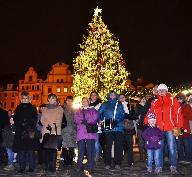 Česko zpívá koledy na Staroměstském náměstí v Praze.