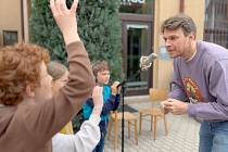 Vojtěch Dyk s dětmi při natáčení krátkého filmu.