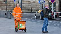 Prázdné ulice Prahy a lidé s rouškami 18. března 2020. Václavské náměstí, pracovník technických služeb hl. m. Praha.