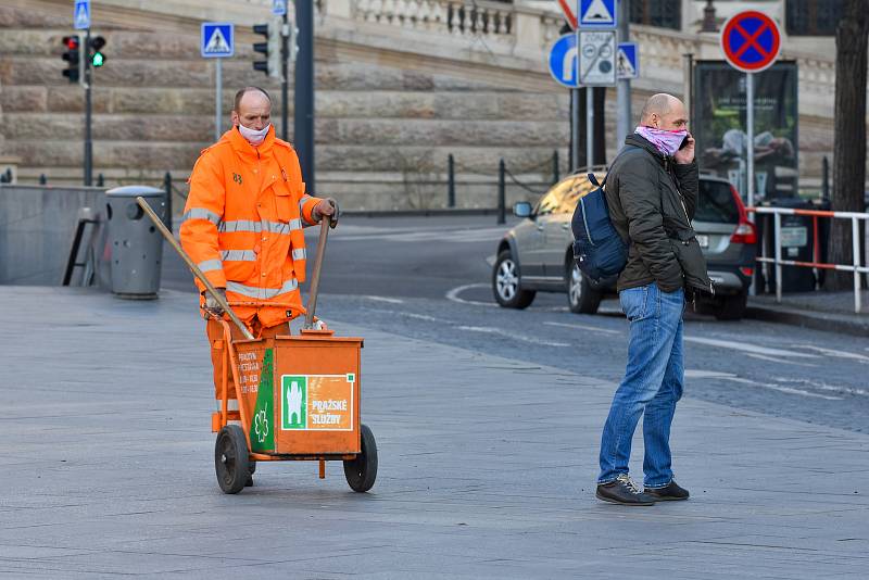 Prázdné ulice Prahy a lidé s rouškami 18. března 2020. Václavské náměstí, pracovník technických služeb hl. m. Praha.