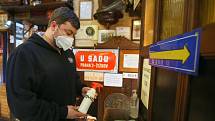 Kvůli šíření nemoci covid-19 musejí provozovatelé restaurací, barů a kaváren kontrolovat doklady o bezinfekčnosti.