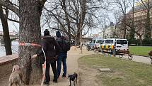 Policejní zásah na Žofíně při vyšetřování nálezu těla ve Vltavě.