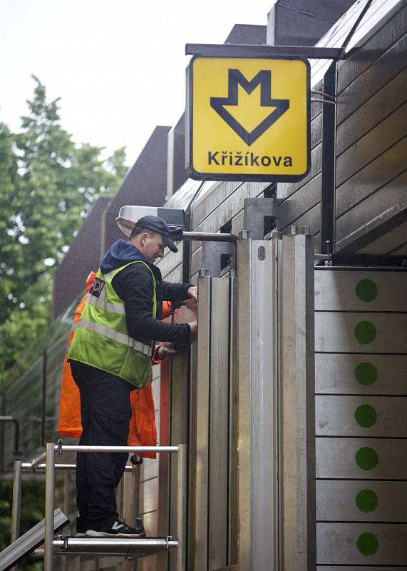 Pracovníci dopravních podniků stavěli 2. června protipovodňové zábrany u metra Křížíkova.