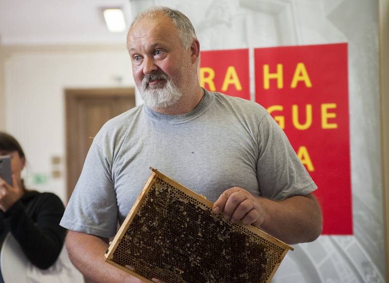 Stáčení prvního medu včelstva ze střechy budovy Magistrátu hl. m. Prahy