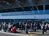Žena na letišti v Praze vyhrožovala bombou, Terminál 2 musel být evakuován.