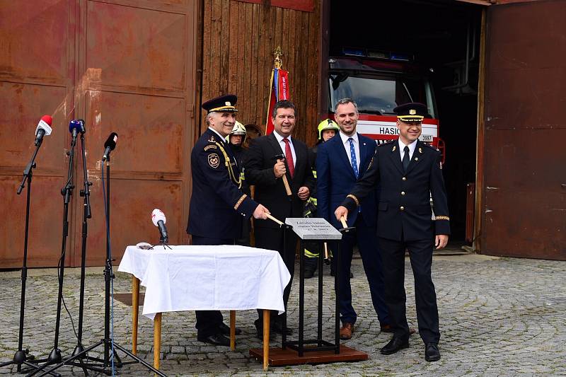 Slavnostní poklep na základní kámen zahájil výstavbu nové hasičské stanice v pražských Holešovicích.