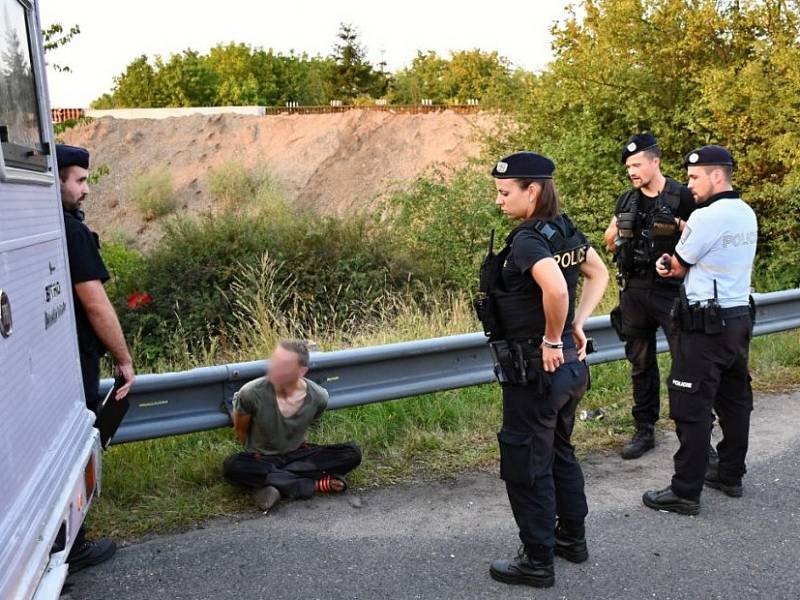 Zdrogovaný muž se zákazem řízení v karavanu ujížděl pražským strážníkům.