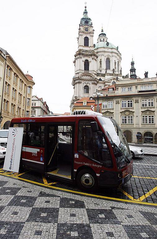 Výstup a nástup. První zastávka na Malostranském náměstí. (Elektrobus přijel z Itálie zatím jen na zkoušku.)