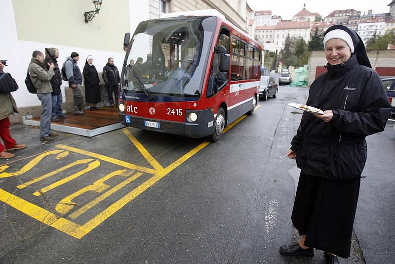 Přivítání elektrobusu u nemocnice Milosrdných sester sv. Karla Boromejského.