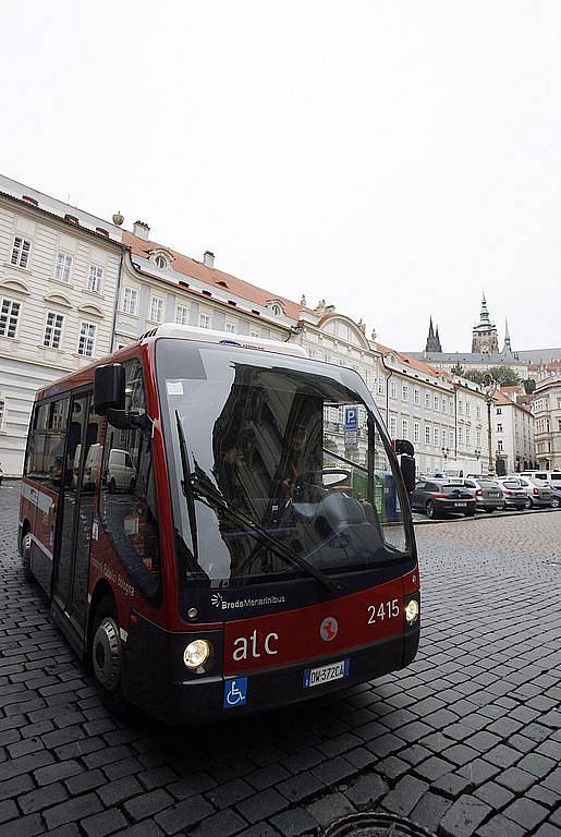 Minibus obkrouží Malostranské náměstí.