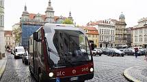 Minibus míří k druhé zastávce na rohu Malostranského náměstí a Nerudovy ulice.